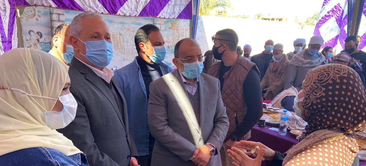 السيد منجستاب هايلي مدير مكتب برنامج الأغذية العالمي بالقاهرة واللواء محمود شعراوي وزير التنمية المحلية يجتمعان بالمستفيدات من المشروع.