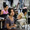 عاملة في مصنع خياطة في تايلند. 