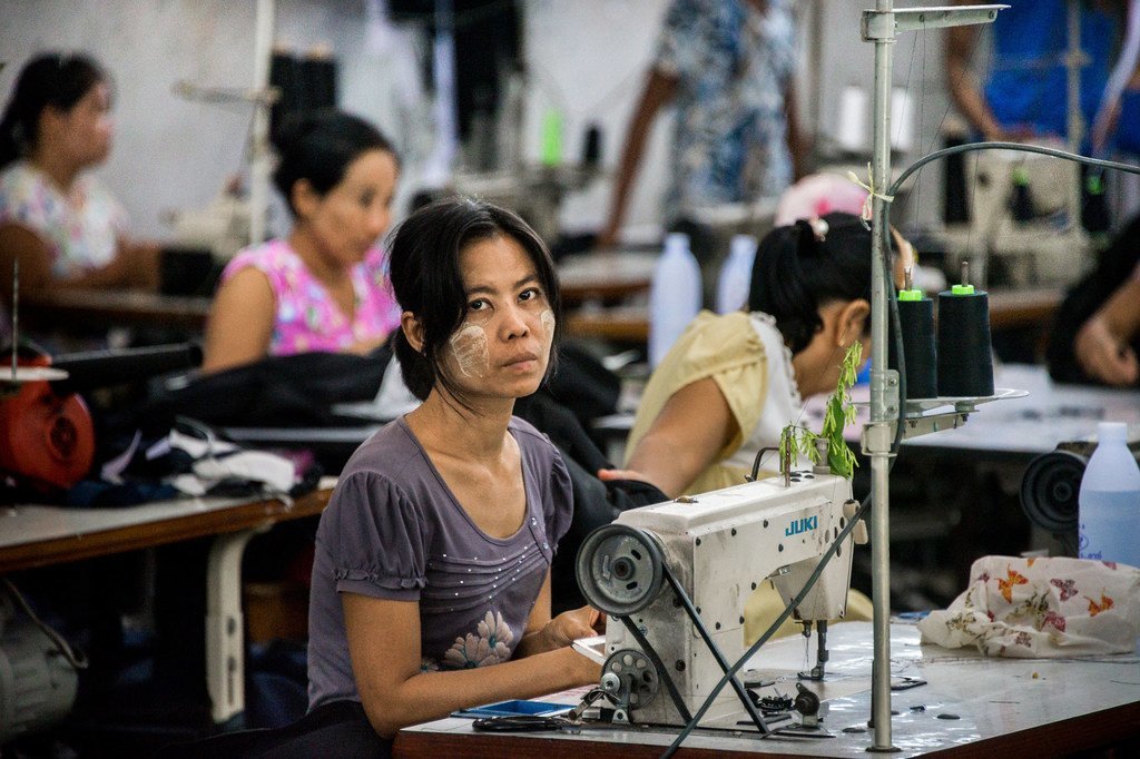泰国西部紧邻缅甸边境的湄索县，一家纺织厂内的缅甸移民劳工。（资料图片）