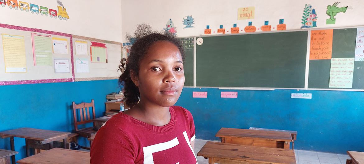 Esterinah dans l’une des salles de classe épargnée par le cyclone Emnati.