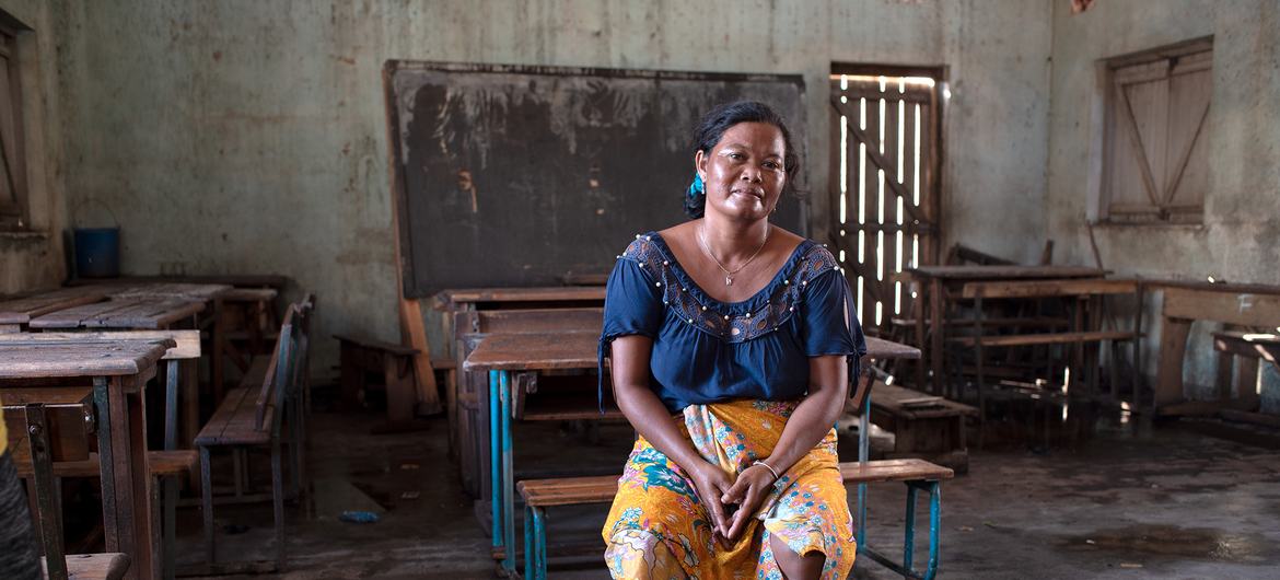 Nadia pose pour un portrait dans une salle de classe de l’école Masindrano, à Mananjary, Madagascar, où elle a trouvé refuge avec sa famille. 