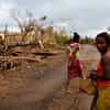 Des femmes marchent sur la route de Mananjary, fortement endommagée après le passage du cyclone Batsirai. 