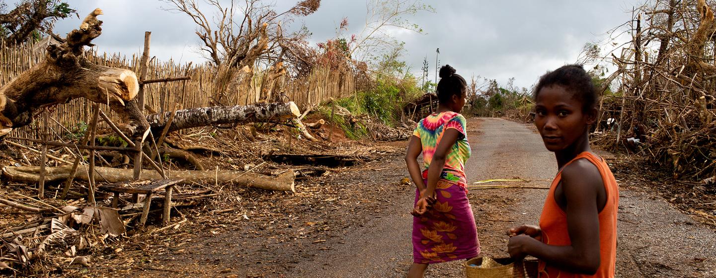 Des femmes marchent sur la route de Mananjary, fortement endommagée après le passage du cyclone Batsirai. 