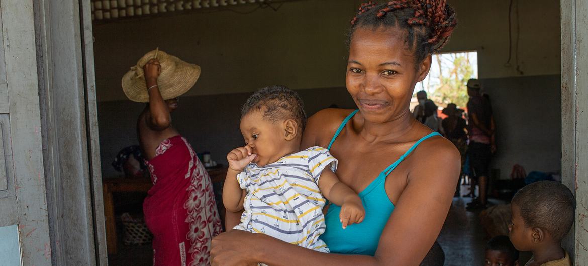 Larissa avec son bébé Evan après une consultation à la clinique mobile de Médecins du Monde (MdM) à Mananjary. 