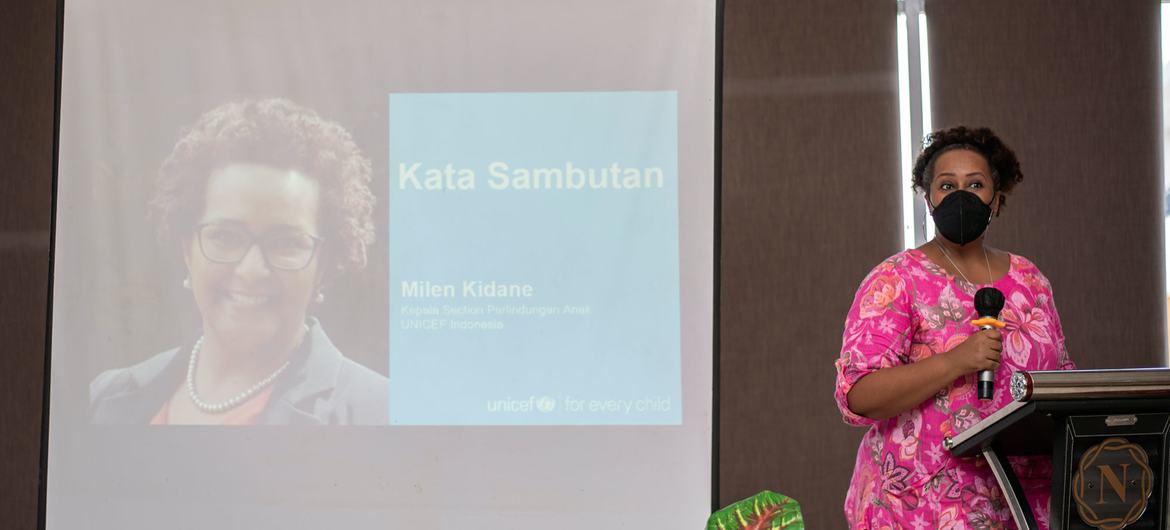 联合国儿童基金会印度尼西亚儿童保护部主任米伦·基丹在印度尼西亚南苏拉威西省骨区看望学生。