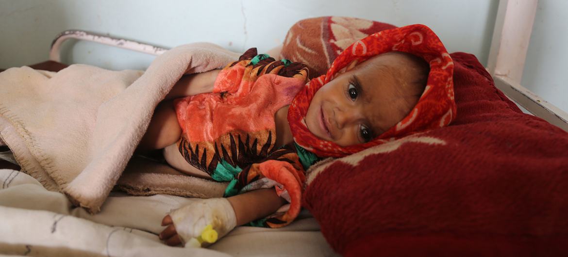 Bebê de 18 meses no Afeganistão completamente desnutrido e enfrentando problemas de saúde. 