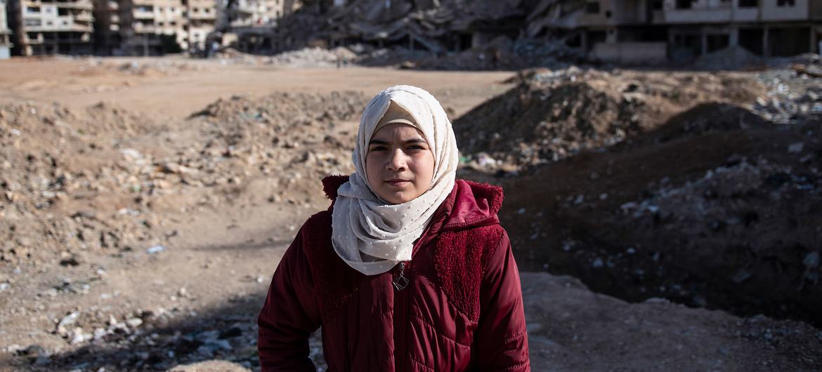 सीरिया में एक 11 वर्षीय बच्ची आमिना ने युद्ध के माहौल में ही जीवन जिया है जिसने उसके पिता और बड़े भाई की जान ले ली.