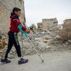 بشار البالغ من العمر 11 عاما يسير في شوارع الجربا قريته في ريف دمشق، سوريا.