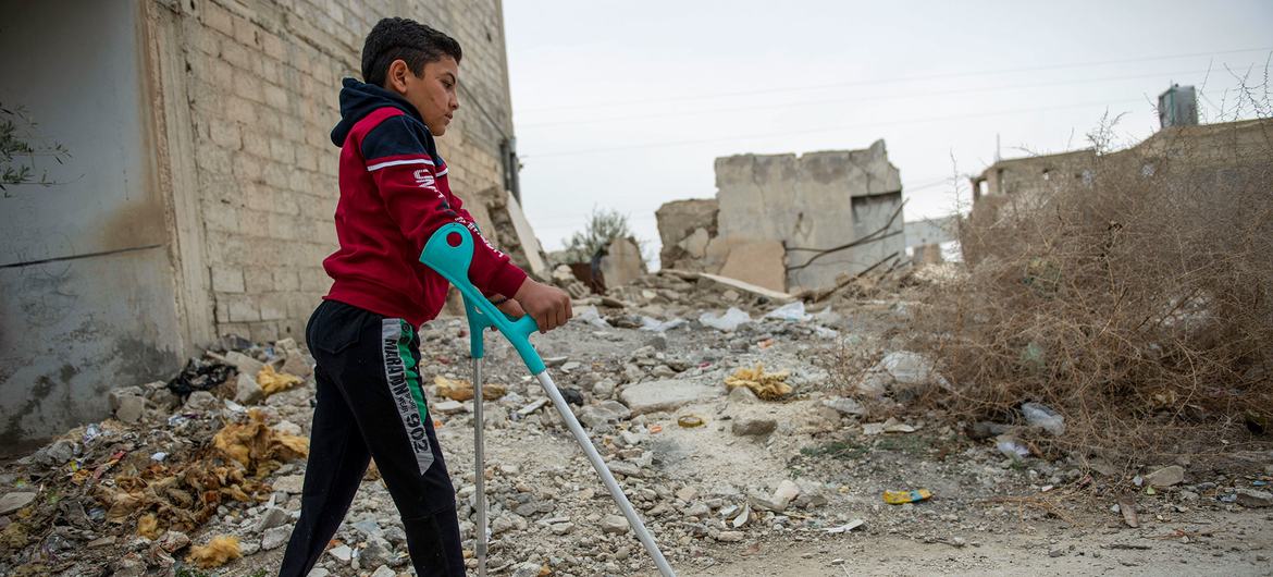 بشار البالغ من العمر 11 عاما يسير في شوارع الجربا قريته في ريف دمشق، سوريا.