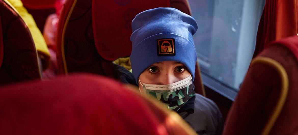 Menino de 9 anos com câncer chega em hospital em Lviv durante conflito na Ucrânia. 
