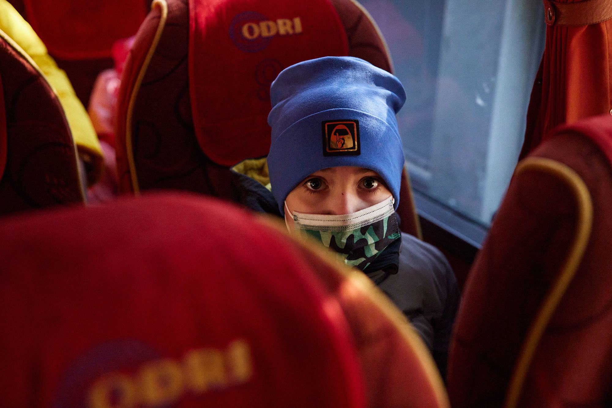 طفل يبلغ من العمر تسع سنوات مصاب بالسرطان يصل إلى مستشفى للأطفال في ليف أثناء النزاع في أوكرانيا.