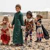 فتيات صغيرات في مخيم للنازحين بالقرب من مدينة مأرب في اليمن.