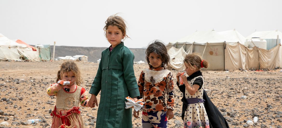 यमन के मारिब शहर के पास विस्थापितों के लिये बनाए गए एक शिविर में कुछ बच्चियाँ.