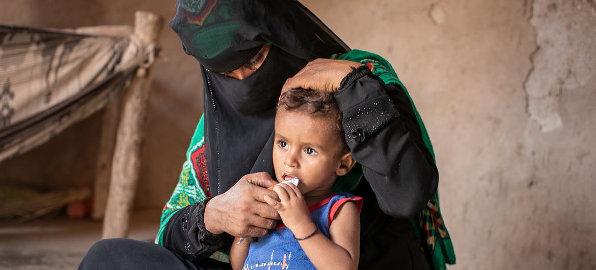 Une femme avec son fils dans un abri de fortune à Lahej, au Yémen.