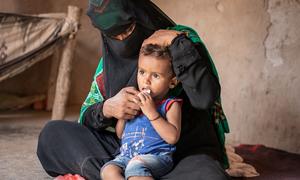 Une femme avec son fils dans un abri de fortune à Lahej, au Yémen.