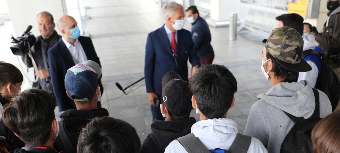 12名无人陪伴的孤身移民儿童下午从希腊雅典国际机场起飞，前往卢森堡进行重新安置。