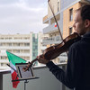 Aldo Sebastián Cicchini, violoniste de l'orchestre de la RAI, joue sur un balcon à Milan, en Italie, pendant le Covid-19.