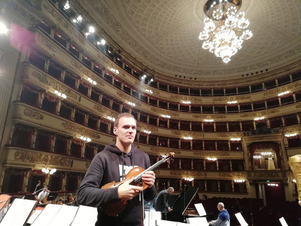 奥尔多，意大利电视广播公司交响乐团小提琴手在米兰斯卡拉歌剧院工作照  