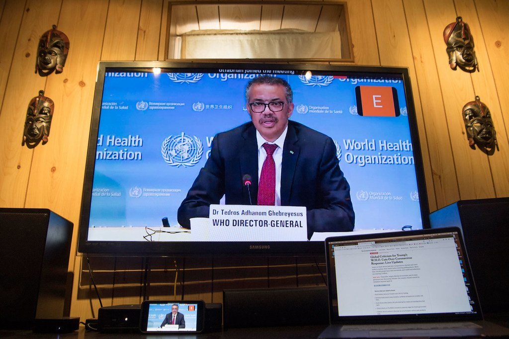 世卫组织总干事谭德塞通过视频连线在日内瓦就2019冠状病毒病大流行进行情况通报。