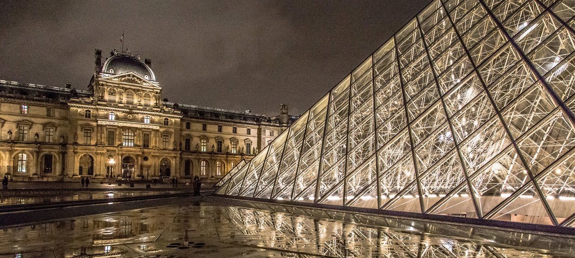 Le musée du Louvre à Paris, en France, est un monument historique qui abrite des œuvres d'art du monde entier, dont la Joconde, le plus célèbre chef-d'œuvre de Léonard de Vinci.