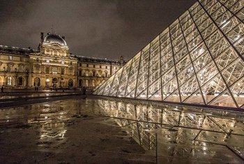 法国巴黎的卢浮宫博物馆是一座历史古迹，是世界各地艺术品的故乡，其中包括达芬奇最著名的杰作《蒙娜丽莎》。