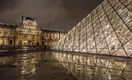  O Museu do Louvre, em Paris, França