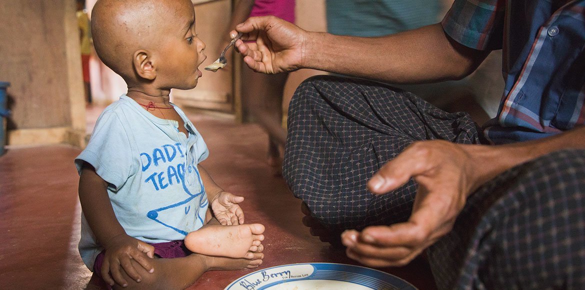 Un niño es alimentado en Cox Bazar, en Bangladesh. El COVID-19 puede aumentar el hambre en el mundo.