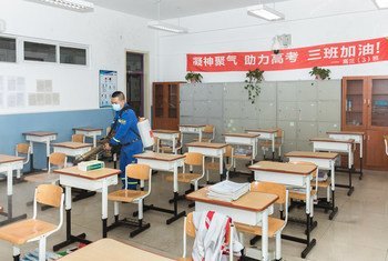 4月24日，志愿者正在北京的一所高中进行消杀工作。北京的高三学生于4月27日复课。