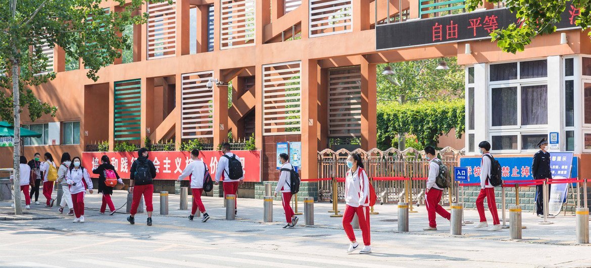 4月27日，北京高三年级复课第一天，学生在放学后走出校门。