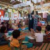Watoto katika kituo kinachofadhiliwa na UNICEF katika kambi ya wakimbizi wa Rohingya, Cox's Bazar, Bangladesh wakijifunza jinsi ya kunawa vizuri  mikono 