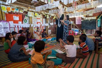 Watoto katika kituo kinachofadhiliwa na UNICEF katika kambi ya wakimbizi wa Rohingya, Cox's Bazar, Bangladesh wakijifunza jinsi ya kunawa vizuri  mikono 