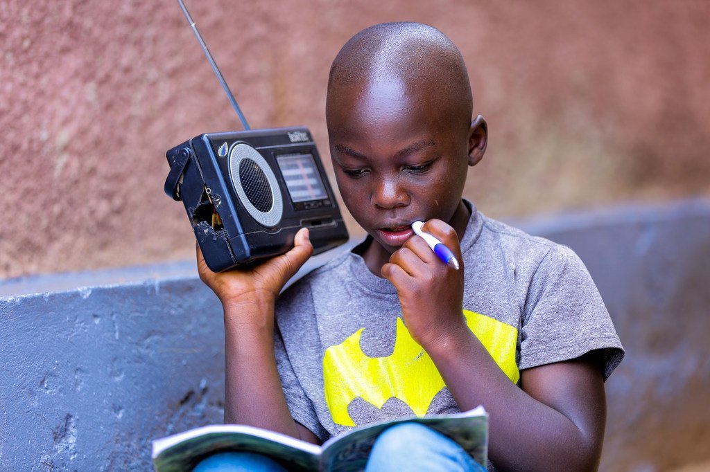 Los niños de Rwanda han podido estudiar en casa utilizando la radio, ya que las escuelas permanecieron cerradas debido al coronavirus.