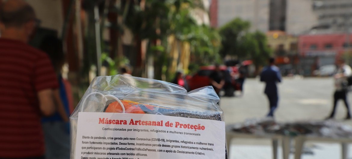 Máscaras feitas por refugiados foram distribuídas em abrigos no Brasil para ajudar a combater a pandemia