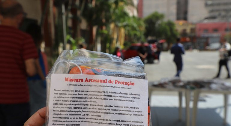 Máscaras feitas por refugiados foram distribuídas em abrigos no Brasil para ajudar a combater a pandemia