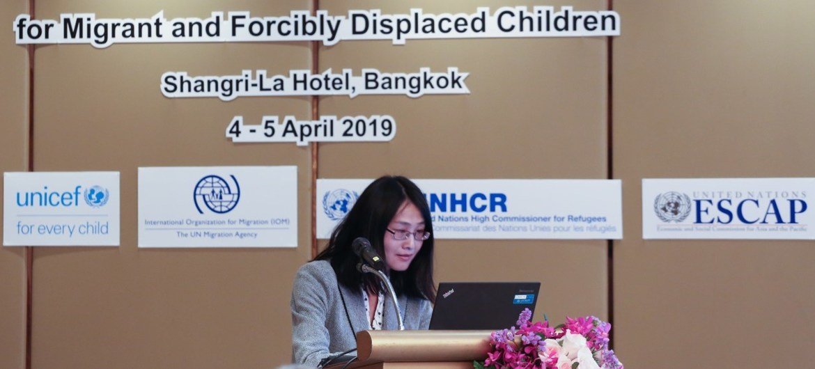 联合国儿基会高级顾问尤丹珍在曼谷举行的有关移民儿童和强迫流离失所儿童的会议上发言。