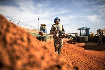 联合国马里稳定团的埃及维和人员为稳定团的物流车队和驻地提供安全保障。