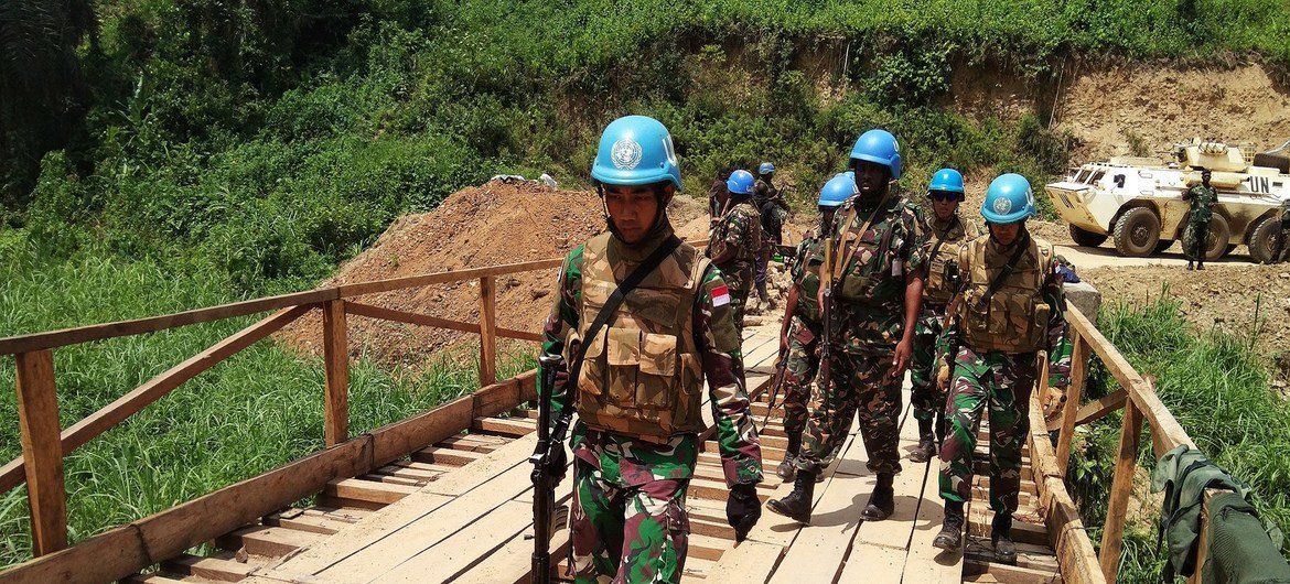 Une unité de génie indonésienne et un bataillon tanzanien de la MONUSCO, la Mission des Nations Unies en RDC, inspectent un pont à Beni (archives).