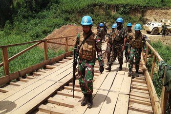 Une unité de génie indonésienne et un bataillon tanzanien de la MONUSCO, la Mission des Nations Unies en RDC, inspectent un pont à Beni (archives).