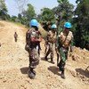 جنود حفظ سلام تنزانيون وإندونيسيون في بيني، بجمهورية الكونغو الديمقراطية، يتفقدون الطريق قبل بدء أعمال إعادة التأهيل.