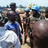 Des Casques bleus tanzaniens de la MONUSCO discute avec des civils congolais