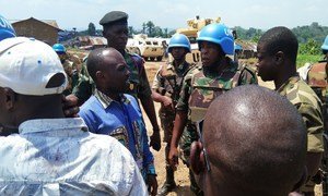 Des Casques bleus tanzaniens de la MONUSCO discute avec des civils congolais