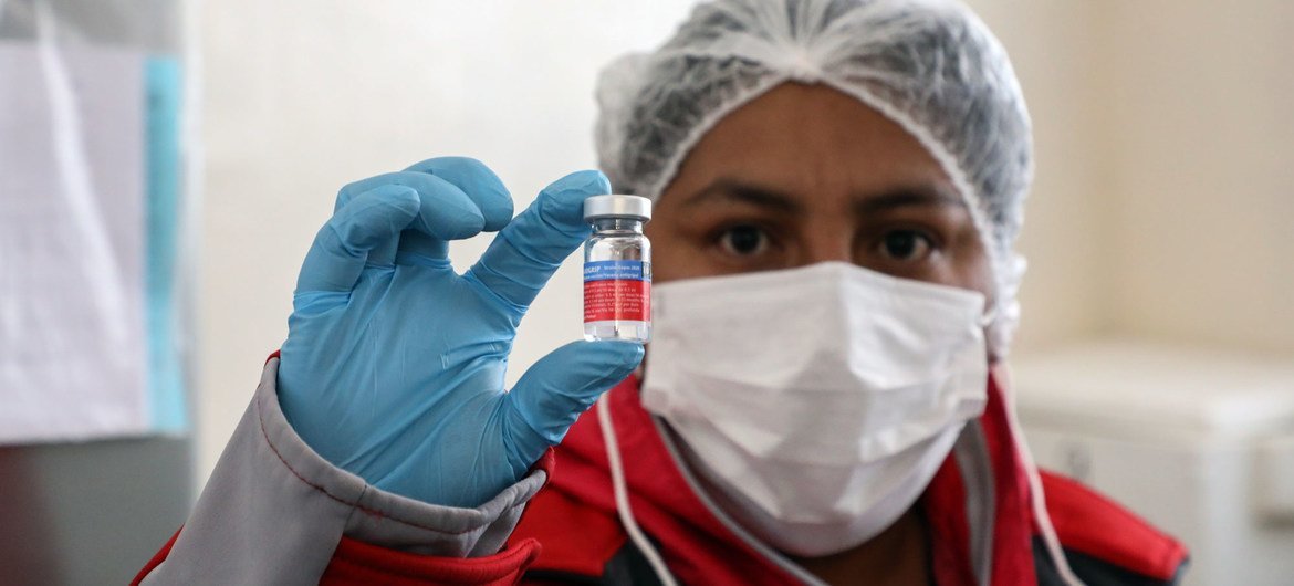 ممرضة في بوليفيا تحمل جرعة من لقاح الانفلونزا.