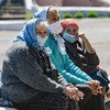 Mujeres mayores en Ucrania, en medio de la pandemia de coronavirus.