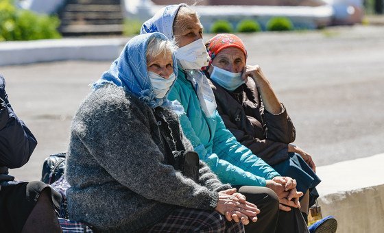 По всему миру смертность от COVID-19 среди людей старше 80-ти лет в пять раз превышает средние показатели. На фото: жительницы села Гранитное, Украина. 