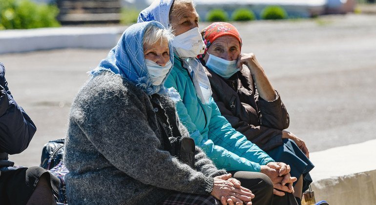  Des femmes âgées sont assises sur un mur à Hranitne,dans l'est de l'Ukraine.