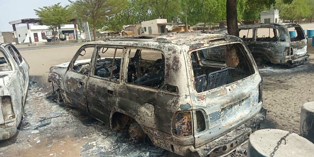Gari za UN zilizoharibiwa wakati washambulizaji  wenye silaha waliposhambulia mji wa Monguno katika jimbo la Borno, Nigeria.