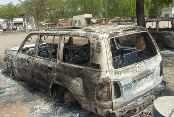 Carros da ONU destruídos por combatentes armados em ataque na cidade de Monguno, no estado de Borno, na Nigéria.