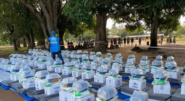 توزع مفوضية اللاجئين والشركاء مواد إغاثية فورية إلى نحو 10,000 شخص في مويدا ونيغومانو بموزامبيق.