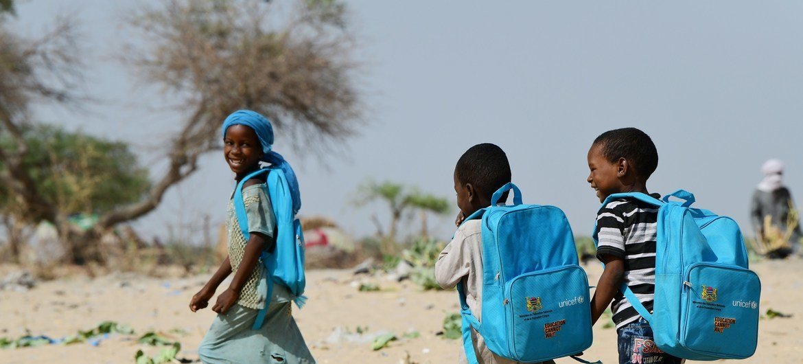 أطفال في طريقهم إلى المدرسة في موقع فوركولوم غربي تشاد.