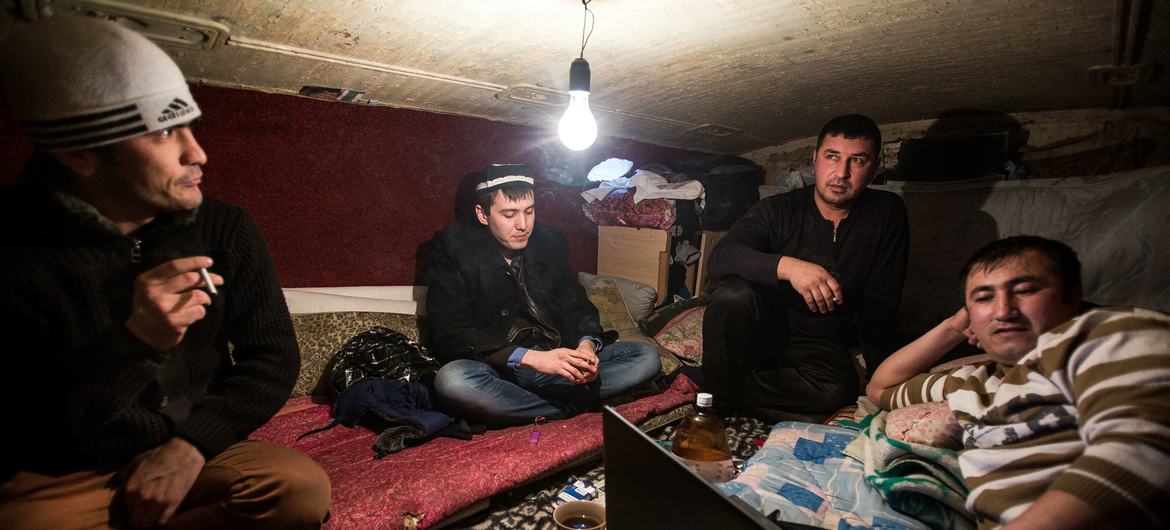 На фото: трудовые мигранты из стран Центральной Азии в России.